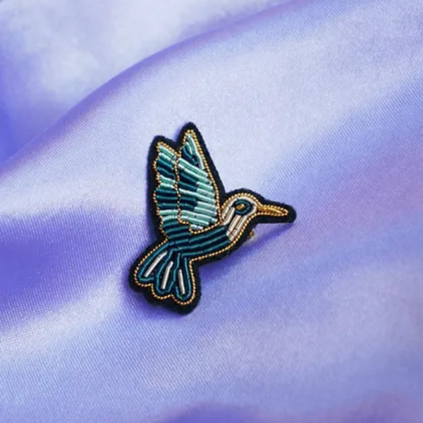 Broche brodée colibri