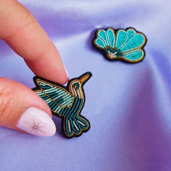 Broche brodée colibri