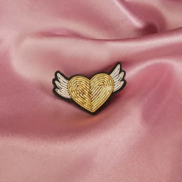 Broche brodée coeur ailé